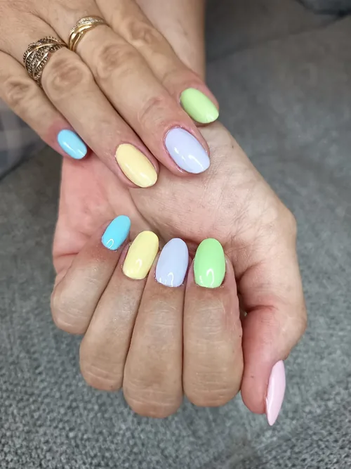 Pose gel couleurs pastel multicolores réalisée à domicile par Nessa, prothésiste ongulaire à Anglet